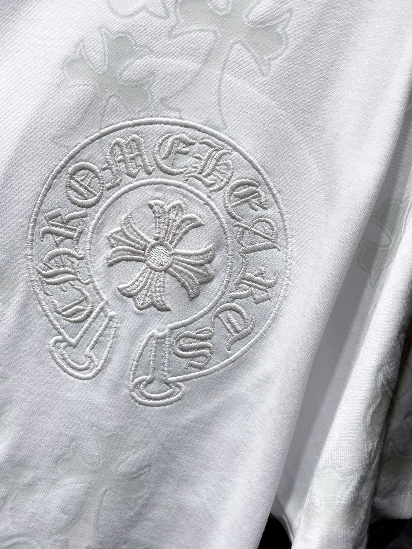 P180 New Chrome Hearts 25ss for summer. High-weight, environmentally friendly and high-quality top-grade fabric. 280g Chrome Hearts new design light-sensitive color-changing cross short-sleeves. Counter synchronization. Re-engraved version 1:1. Recommended color: white. Size: S, M, L, XL.